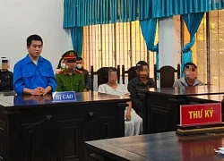 Bị ảo giác sau khi hít keo con chó, con trai đâm mẹ trọng thương