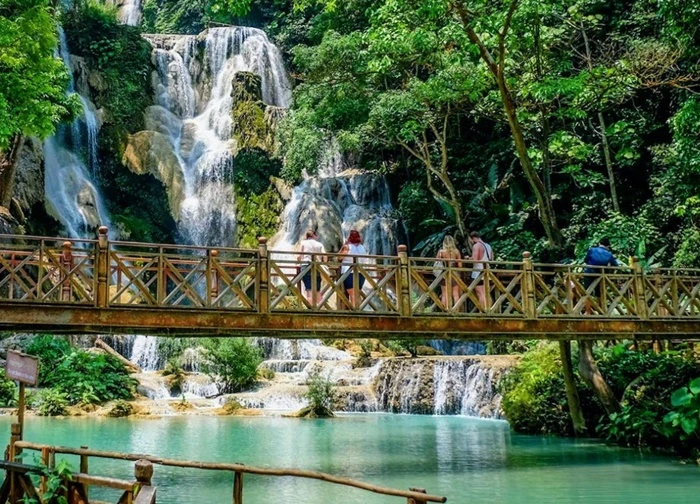 Chạm vào Tat Kuang Si, "viên ngọc xanh" của Luang Prabang