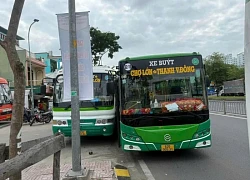 Clip: Hai xe buýt rượt đuổi, ép nhau văng lên vỉa hè