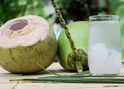 Có nên uống nhiều nước dừa giải khát mùa nắng nóng?