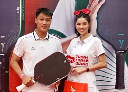 Kỳ Hân chống nạng ra sân Pickleball, để lộ vết sẹo dài sau tai nạn gãy đùi
