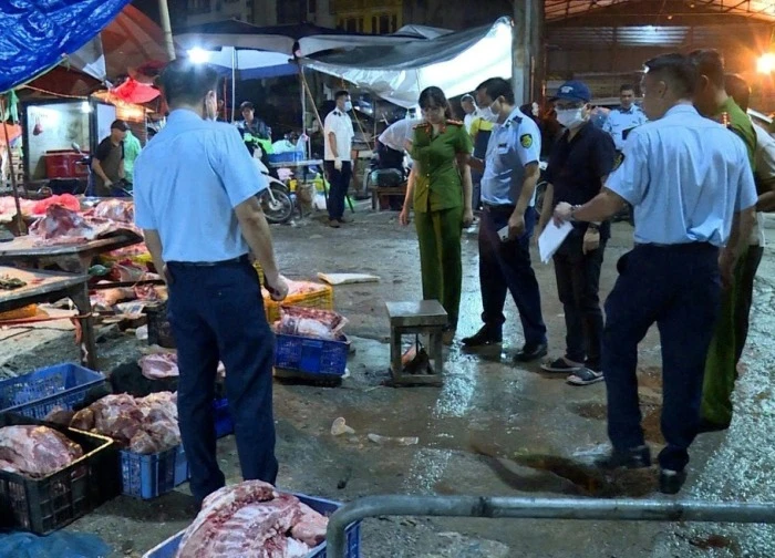 Lò cung cấp lợn nhiễm virus tả ở Hà Nội: "Hóa trang" thịt bệnh bằng máu