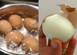 Mẹo luộc trứng để dễ bóc vỏ, lòng đỏ không bị xám