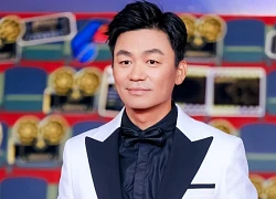 Nam diễn viên đi ăn với con trai, cậu bé bất ngờ làm 1 việc khiến bố "đứng hình" suốt 42 giây, dân mạng thì rơi nước mắt cảm động