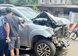 Người dân vây bắt tài xế điều khiển xe bán tải ủi 2 phương tiện rồi bỏ chạy