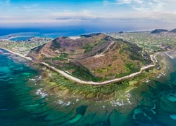 Nơi là tàn tích của núi lửa, có biển hoang sơ, du khách nhận xét: "Đẹp như thiên đường, phải đi vài lần!"