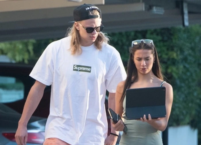 Paparazzi tóm dính nàng WAG bí mật sinh con cho cầu thủ nổi tiếng, giờ lộ diện với bikini nóng bỏng hơn mùa hè
