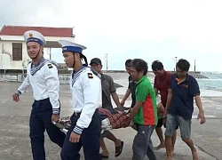 Quân y cấp cứu ngư dân bị thương khi rơi xuống biển