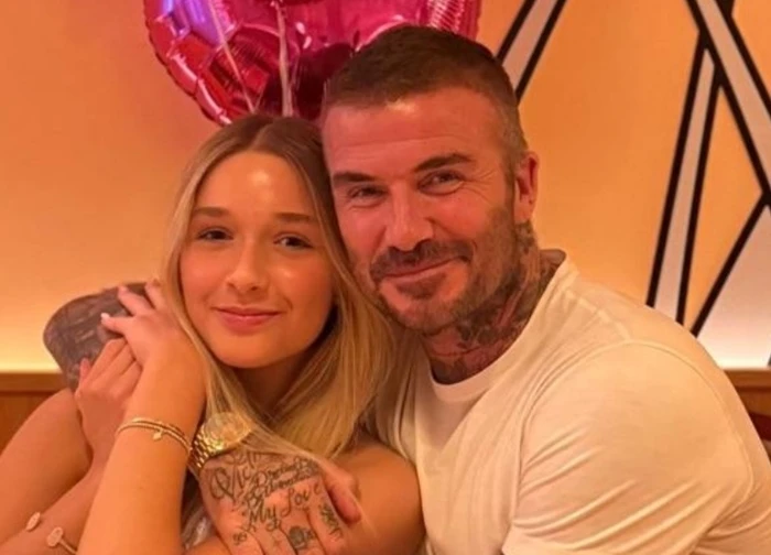 Victoria tung ảnh mới toanh Harper Beckham trong vòng tay bố đón tuổi 14, visual "tiểu thư tài phiệt" sang - xịn gây sốt