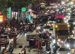Camera ghi lại khoảnh khắc đau lòng khiến cô gái trẻ tử vong sau khi va chạm với xe khách tại Hà Nội