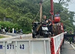 Cảnh sát cứu 2 người đi xe máy rơi xuống vực sâu 30m ở Vườn quốc gia Ba Vì