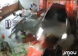 Chủ xe hứa đền bù sau khi ô tô lao vào nhà dân, rồi 'mất liên lạc'