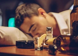 Đang uống rượu thì bị đột quỵ