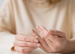 Ép vợ xăm dòng chữ "Em mãi là người của anh", chồng lãnh 5 năm tù