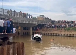 Hiện trường vụ xe ô tô tông 2 xe máy rồi lao xuống sông, tìm kiếm người nghi mất tích