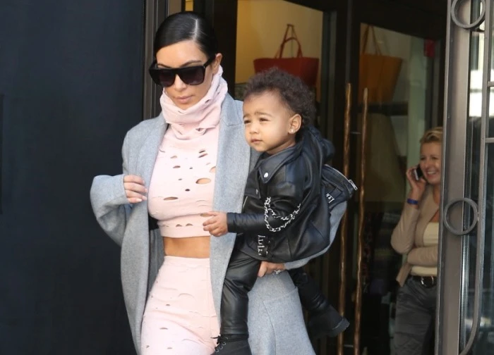 Kim Kardashian làm rõ tin đồn để quên con gái tại khách sạn