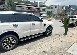 Manh mối phát hiện tài xế ô tô tông 2 người đi xe máy điện rồi bỏ trốn