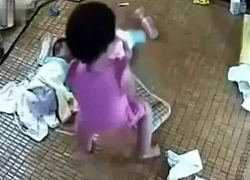 Mẹ trẻ vội đi vệ sinh, để con gái 5 tuổi trông cặp sinh đôi mới đầy tháng và bi kịch đã xảy ra ngay sau đó