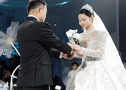 Ngày vợ cũ cưới, tôi âm thầm đến dự, nhìn thấy chú rể, tôi lén mừng một chiếc thẻ 300 triệu, hôm sau nhận lại điều bất ngờ
