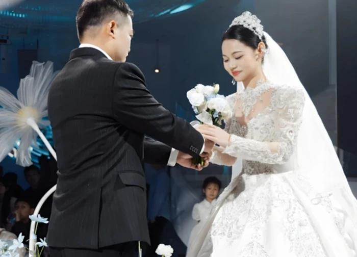 Ngày vợ cũ cưới, tôi âm thầm đến dự, nhìn thấy chú rể, tôi lén mừng một chiếc thẻ 300 triệu, hôm sau nhận lại điều bất ngờ