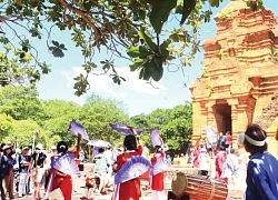 Nhộn nhịp du khách đến tháp Pô Sah Inư