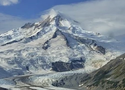 Núi lửa Alaska 'cựa mình' sau hơn 100 năm ngủ yên