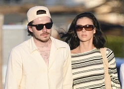 Paparazzi bắt gặp vợ chồng con cả nhà Beckham tay trong tay ở bến tàu, giữa lúc bị 2 em trai "block"