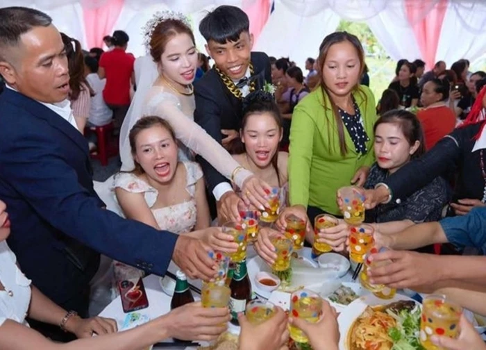 Sát giờ nhập tiệc, cỗ cưới vẫn chưa đến, cô dâu Quảng Trị lo sốt vó và cái kết