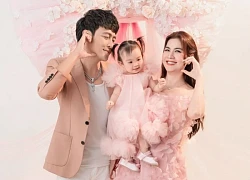 Vất vả 8 năm mới có mụn con, cặp đôi diễn viên nổi tiếng hạnh phúc mừng thôi nôi con gái