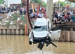 Vụ ô tô tông 2 xe máy rồi lao xuống sông: Tài xế đã tử vong