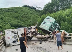 Xe container lơ lửng trên lan can cầu, Quốc lộ 12A tê liệt nhiều giờ