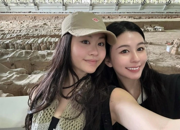 2 tiểu mỹ nhân visual "bén đứt tay" của "nữ thần sexy nhất châu Á", bảo sao khối anh đua nhau xin làm rể!