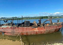 Bắt quả tang thuyền hút cát trái phép trên sông Gianh