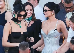 Chị em Kendall - Kylie Jenner "đi cửa sau" để tham dự đám cưới tỷ phú, đến việc của người nhà thì lặn mất tăm?