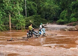 Người dân ở Điện Biên liều mình đi bè qua suối chảy xiết