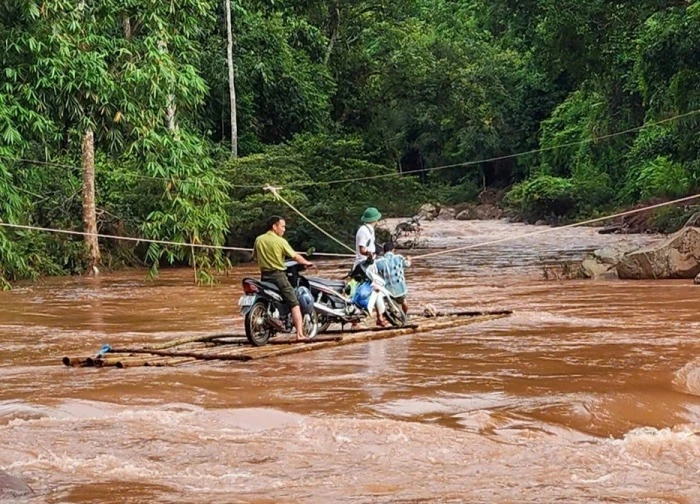 Người dân ở Điện Biên liều mình đi bè qua suối chảy xiết