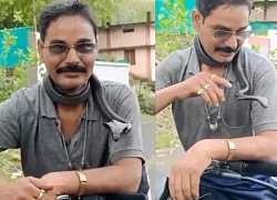 Chuyên gia bắt rắn bị hổ mang cắn chết, đoạn video trước đó gây rợn người