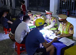CSGT Hà Nội hóa trang 'chỉ điểm' tài xế rời quán nhậu, 30 phút xử lý 10 'ma men'