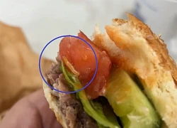 Dòi lúc nhúc trong bánh hamburger ăn dở, người dân phát hoảng