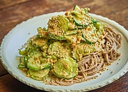Dưa chuột đem thái mỏng rồi trộn cùng nguyên liệu này, cực ngon lại giúp chống nắng và làm đẹp da mịn màng