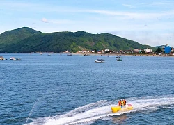 Giữa tuần, biển Thiên Cầm vẫn kín người
