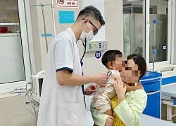 Hai cháu bé bị ngộ độc khí thải ô tô sau 1 tiếng ngồi trên xe