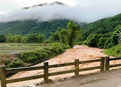 Hai mẹ con đi cho vịt ăn bị lũ quét cuốn trôi