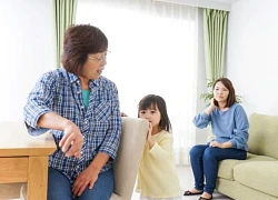 Mở "món quà" mẹ chồng mua cho cháu gái, tôi hiểu vì sao chồng có hai đời vợ