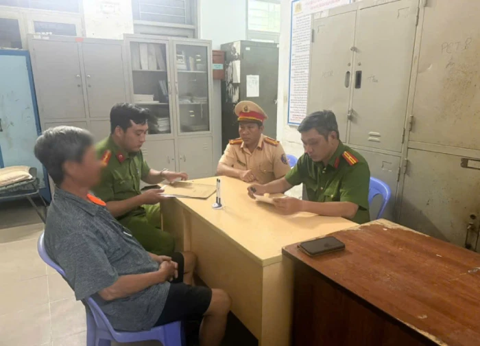 Công an mời làm việc người phun sơn dòng chữ 'bắn tốc độ' trên đường ở TPHCM