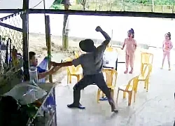 Người đàn ông đang nằm trên võng bị đối tượng xông vào đâm trọng thương