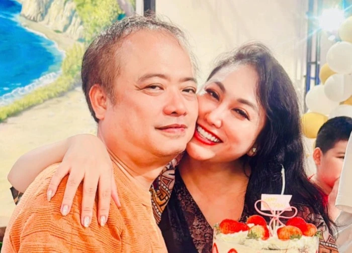 Phi Thanh Vân quấn quýt bạn trai, bạn gái kém 17 tuổi của Chí Trung U50 trẻ đẹp