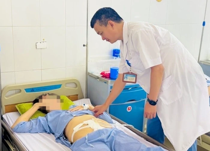 Thụt tháo detox bằng chanh muối, người phụ nữ phải mổ cấp cứu