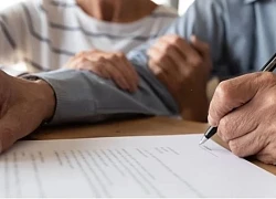 Tôi sốc vì không có tên trong di chúc của bố, đến khi luật sư đưa phong bì gửi riêng tôi kèm chiếc cúc áo, cả nhà náo loạn