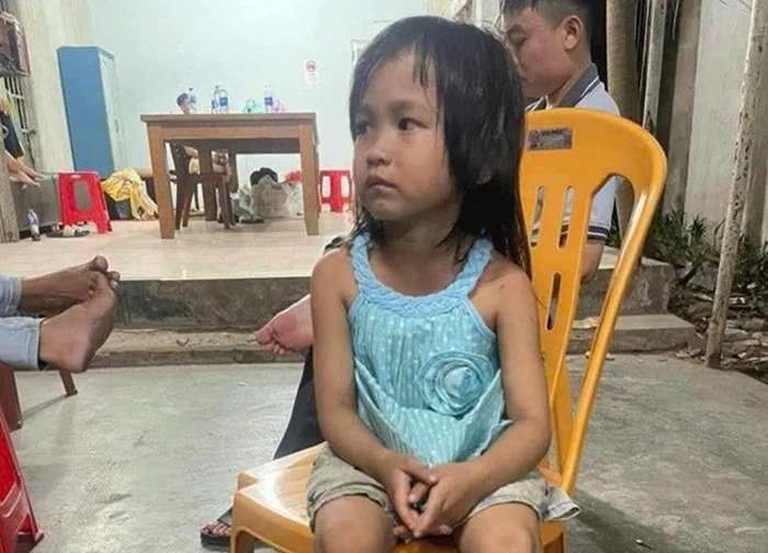 TP.HCM: Bé gái đi lạc vào quán cà phê vùng ven, 8 ngày chưa ai đến nhận